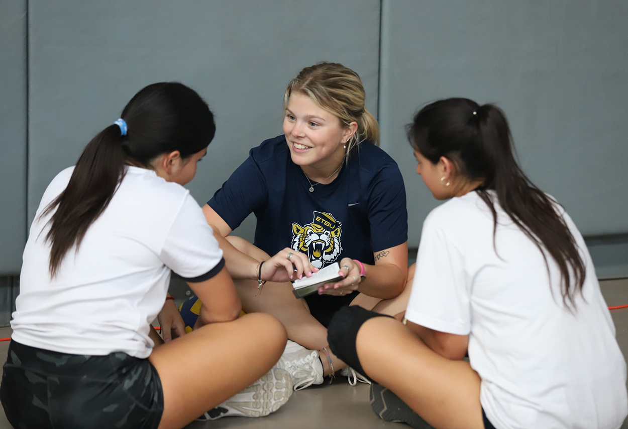 El equipo de voleibol de ETBU comparte el evangelio en Chile